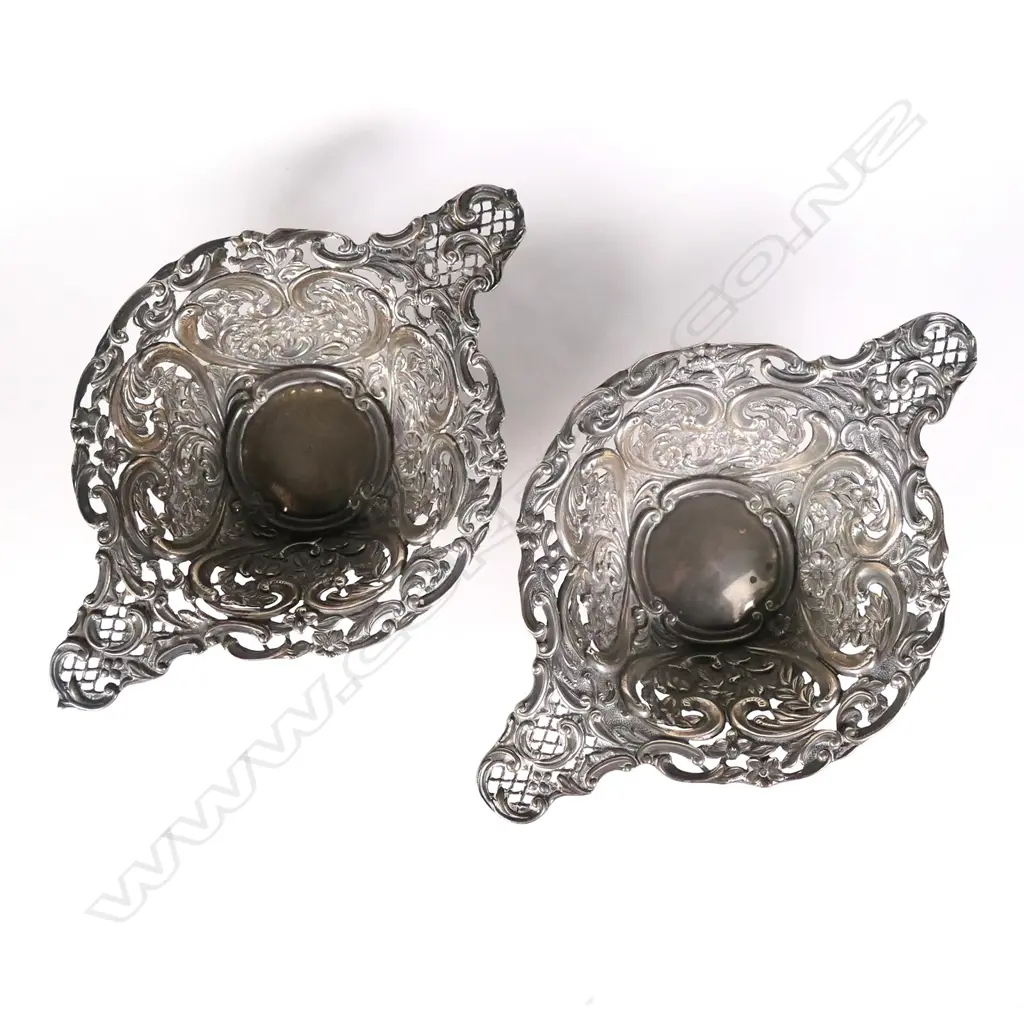 A pair of Victorian silver bonbon dishes Image 1++