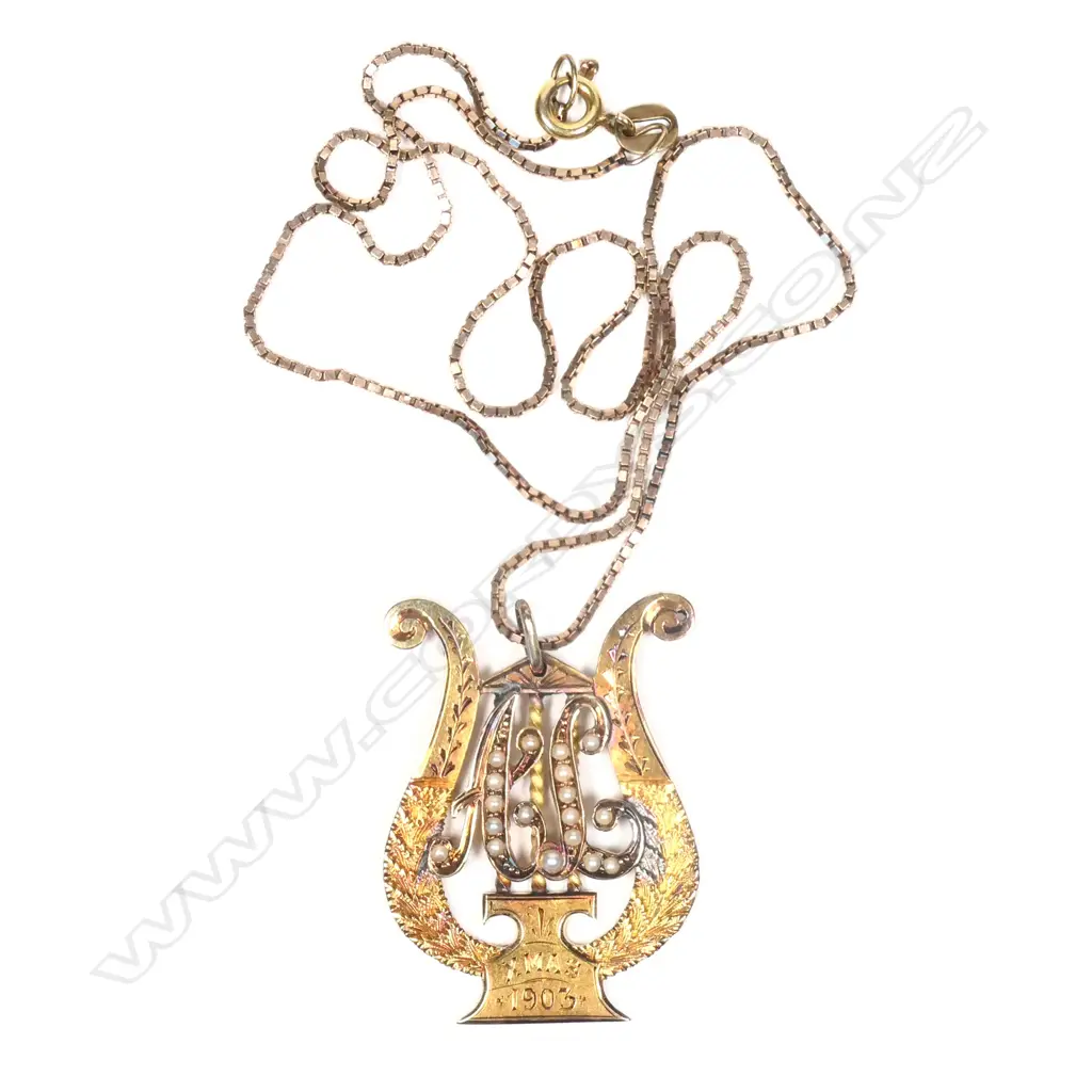 An early 20thC 15ct gold lyre pendant Image 1++