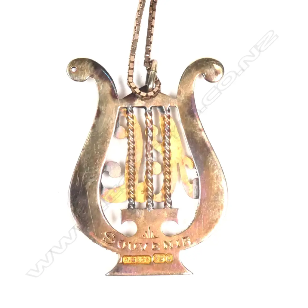 An early 20thC 15ct gold lyre pendant Image 1++
