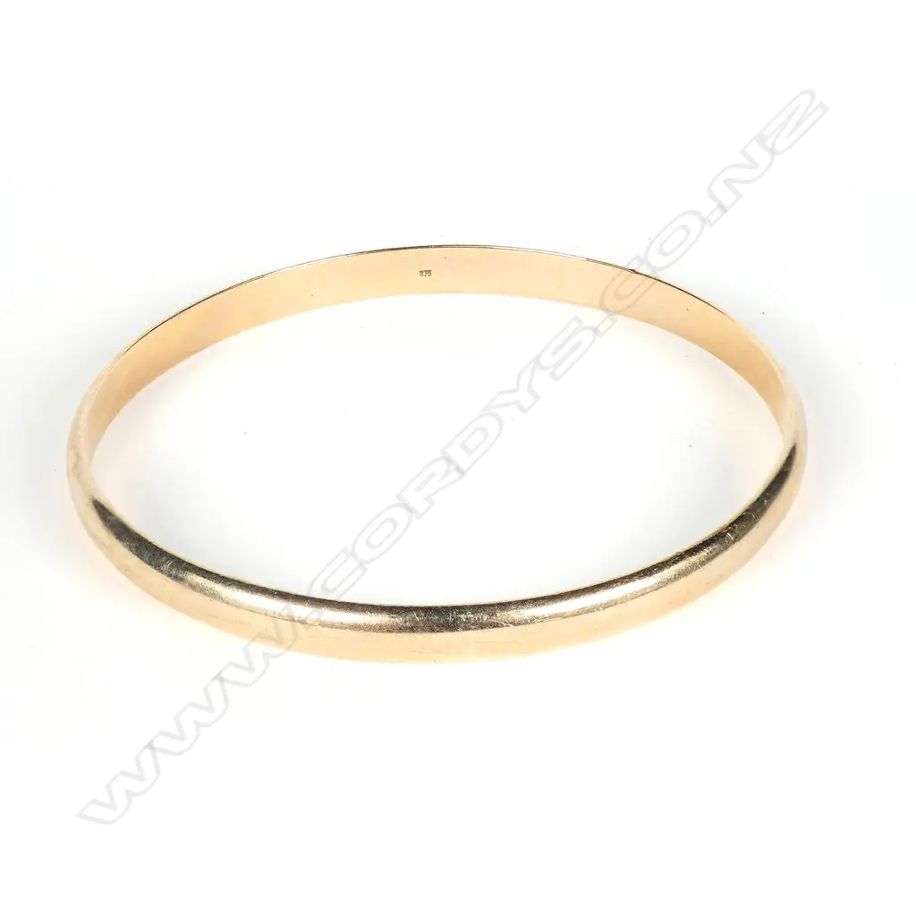 A 9ct yellow gold solid bangle Image 1++