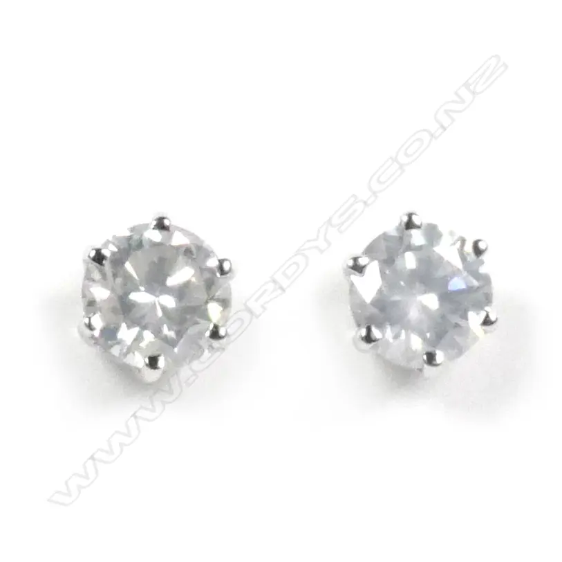 A pair of 14ct white gold diamond stud earrings Image 1++