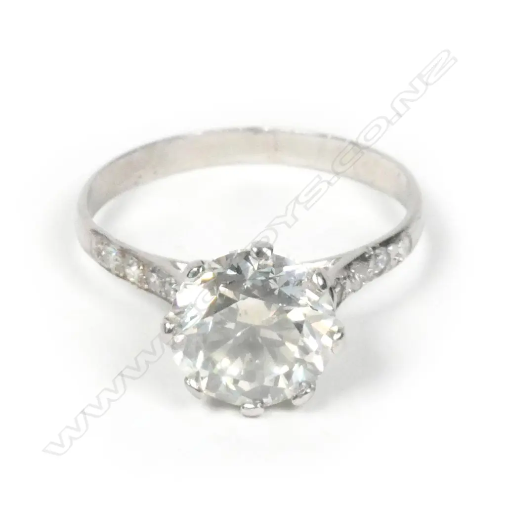 CATALOGUE CORRECTION. A platinum and diamond ring Image 1++