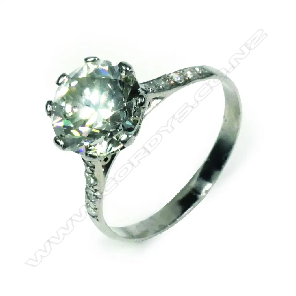 CATALOGUE CORRECTION. A platinum and diamond ring Image 1++