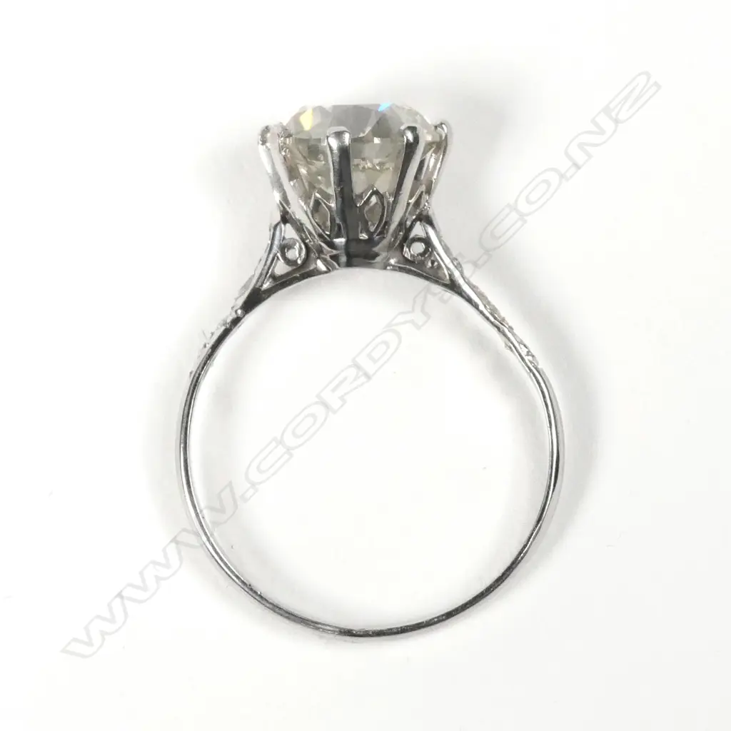 CATALOGUE CORRECTION. A platinum and diamond ring Image 1++