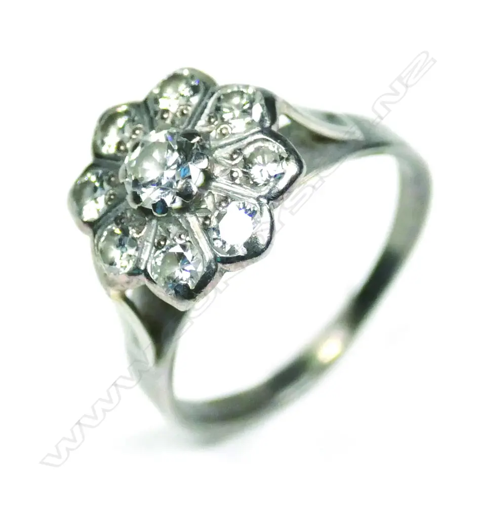 A vintage 18ct white gold and diamond cluster ring Image 1++