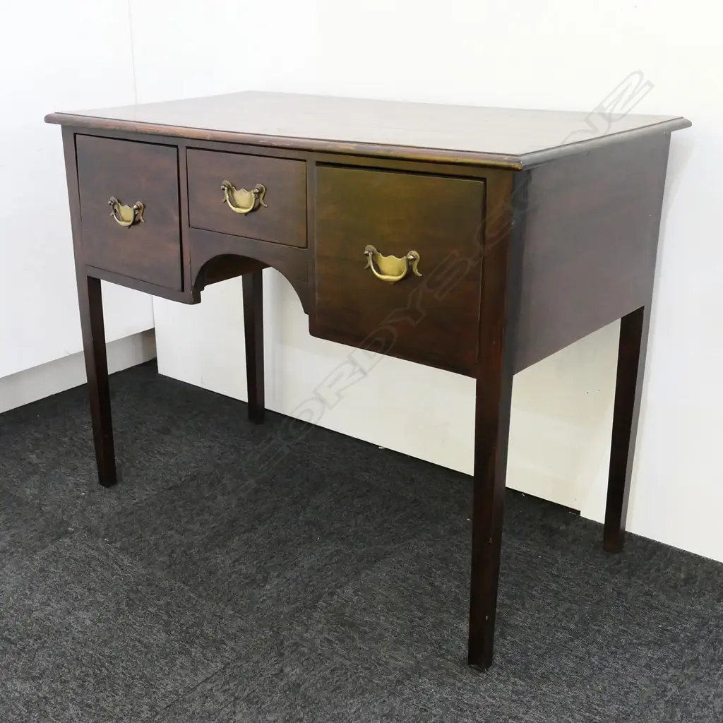A Georgian mahogany knee hole desk Image 1++