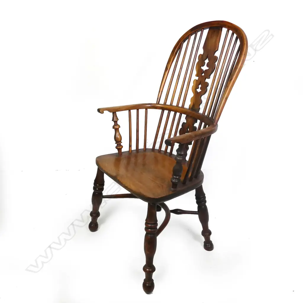 A Victorian elm Windsor chair Image 1++