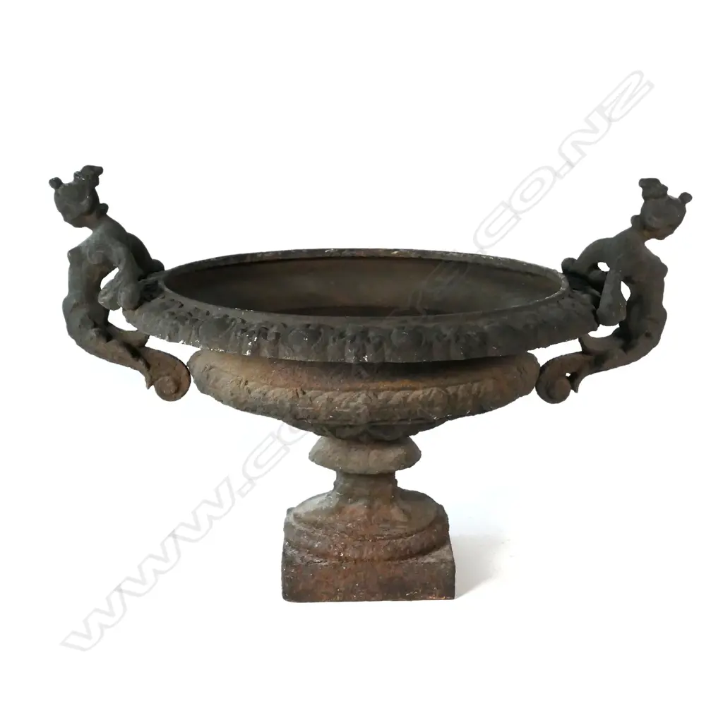 A cast iron garden urn Image 1++
