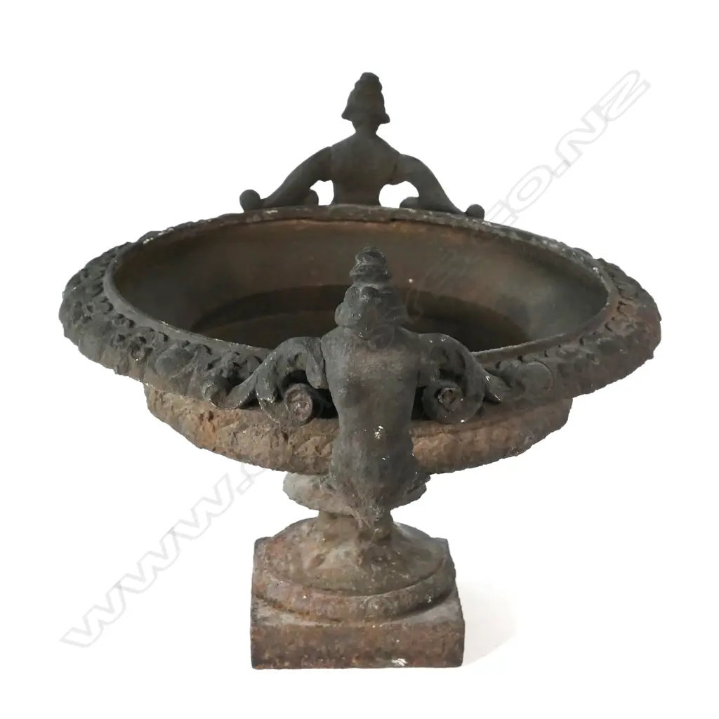 A cast iron garden urn Image 1++