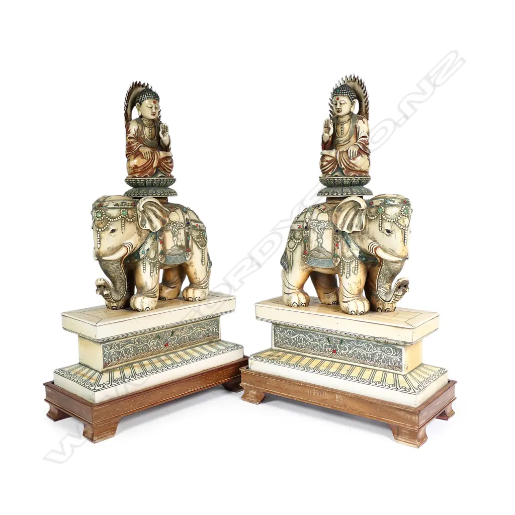 A pair of vintage ivory figures Image 1++