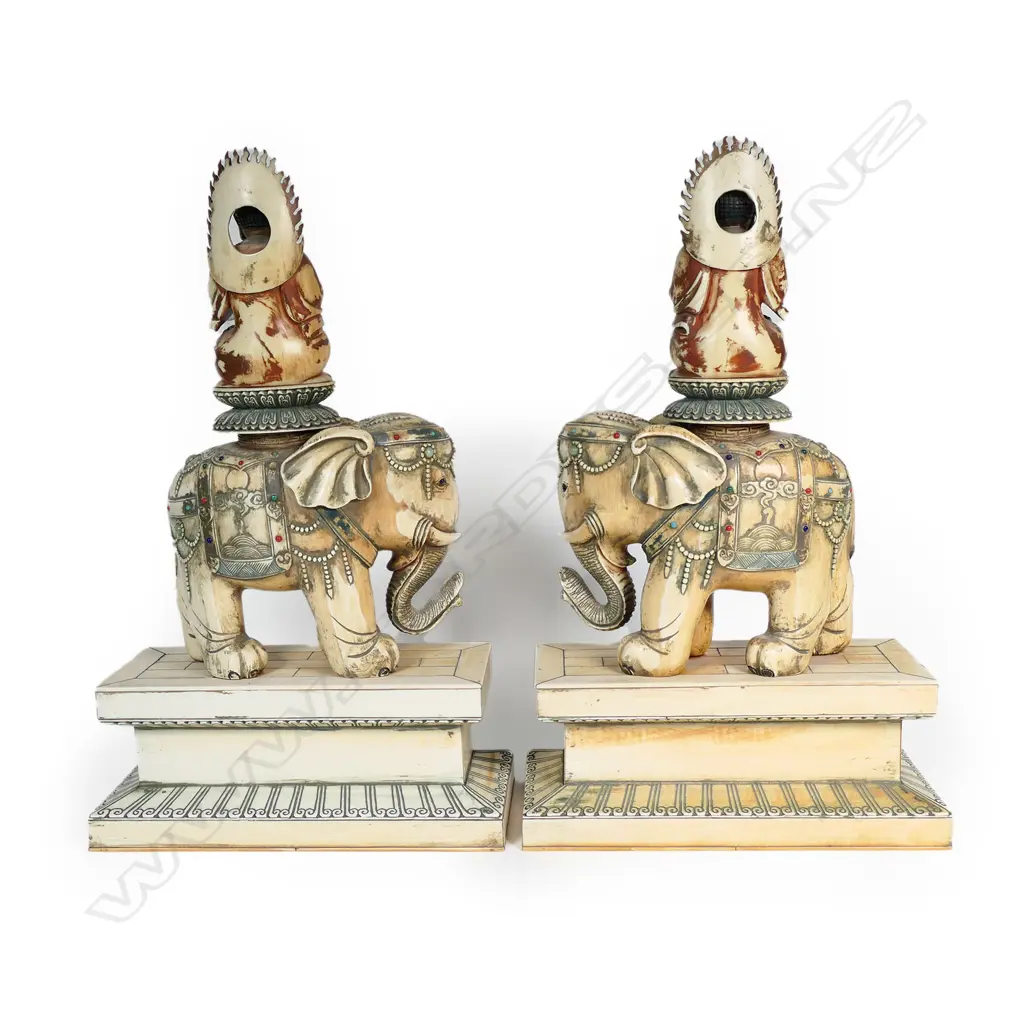 A pair of vintage ivory figures Image 1++
