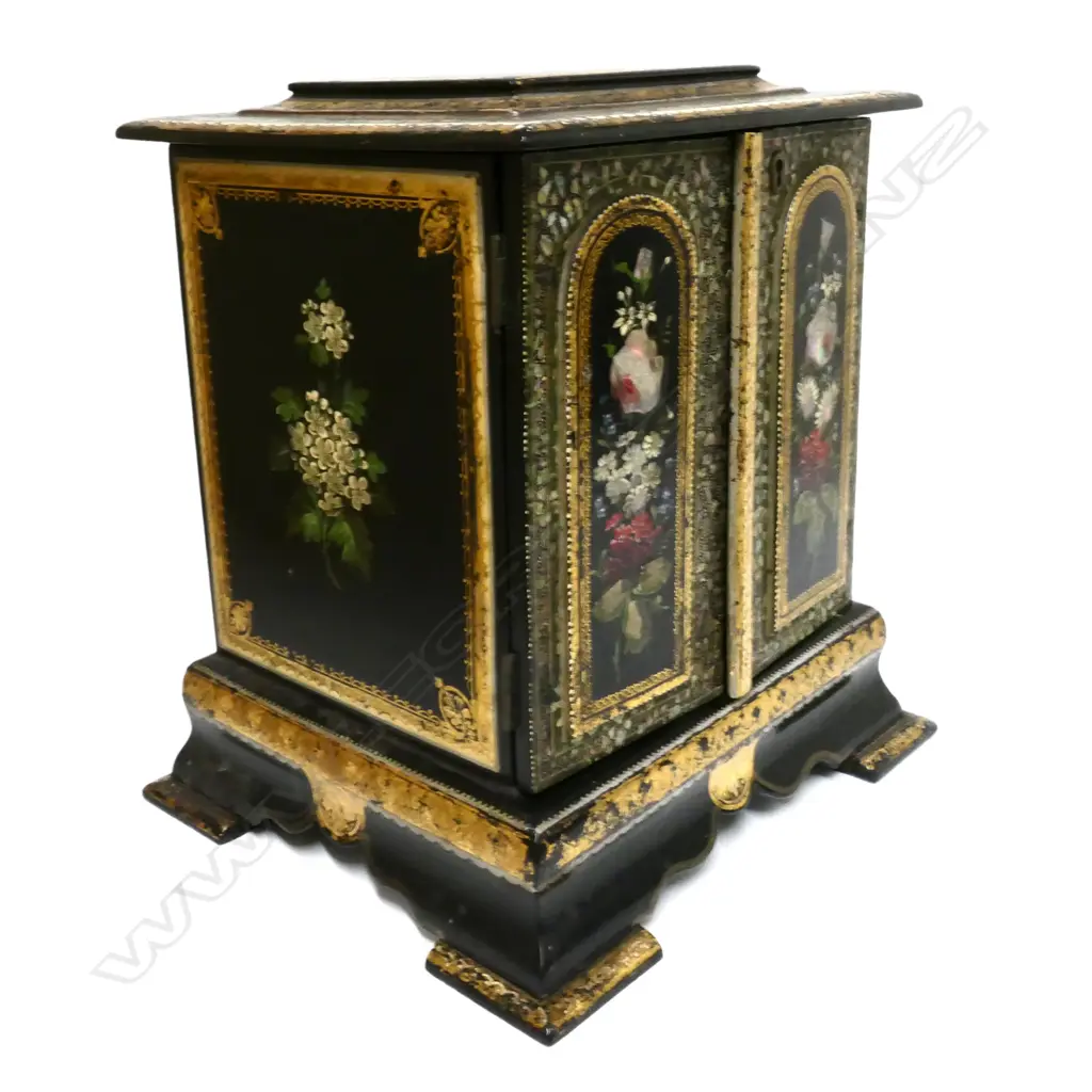 A Victorian papier-mâche jewellery box Image 1++