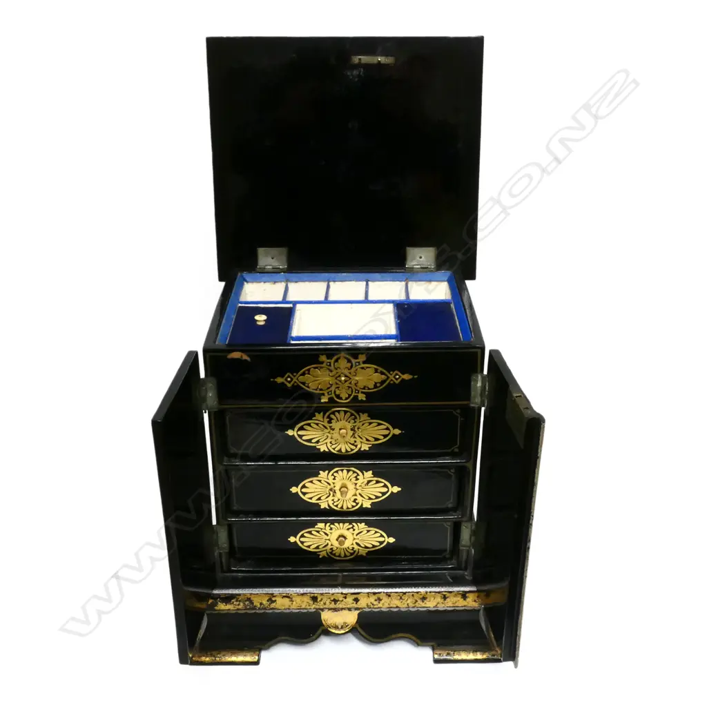 A Victorian papier-mâche jewellery box Image 1++