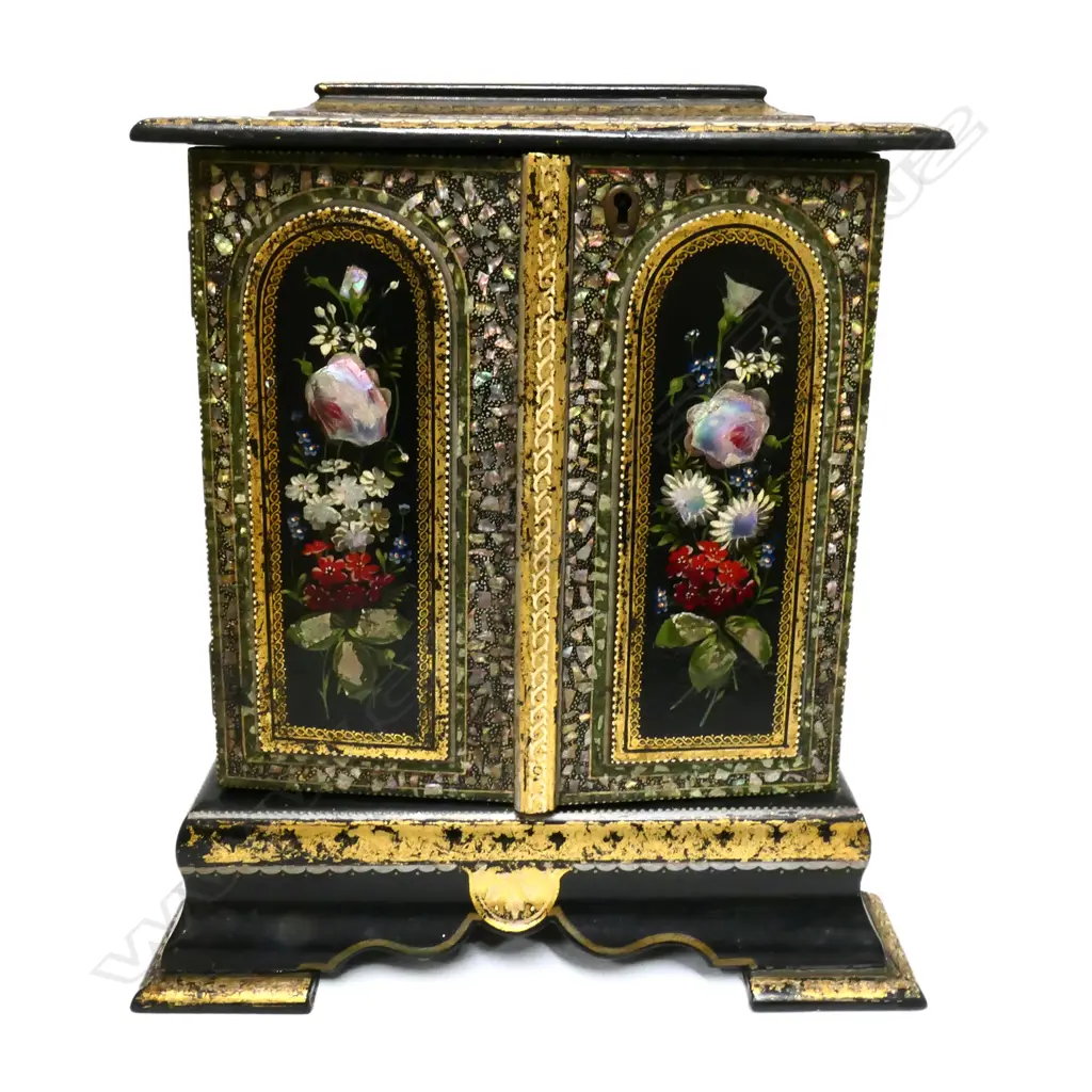 A Victorian papier-mâche jewellery box Image 1++