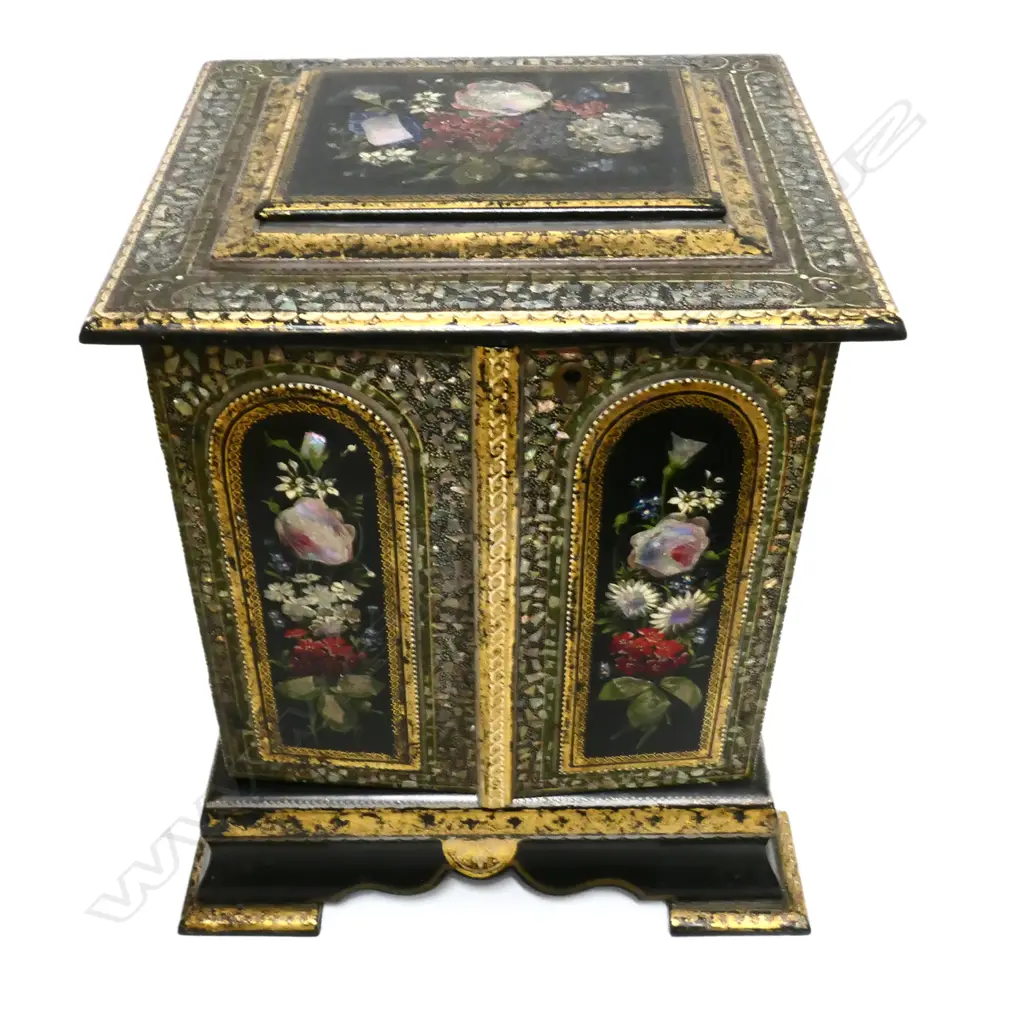 A Victorian papier-mâche jewellery box Image 1++