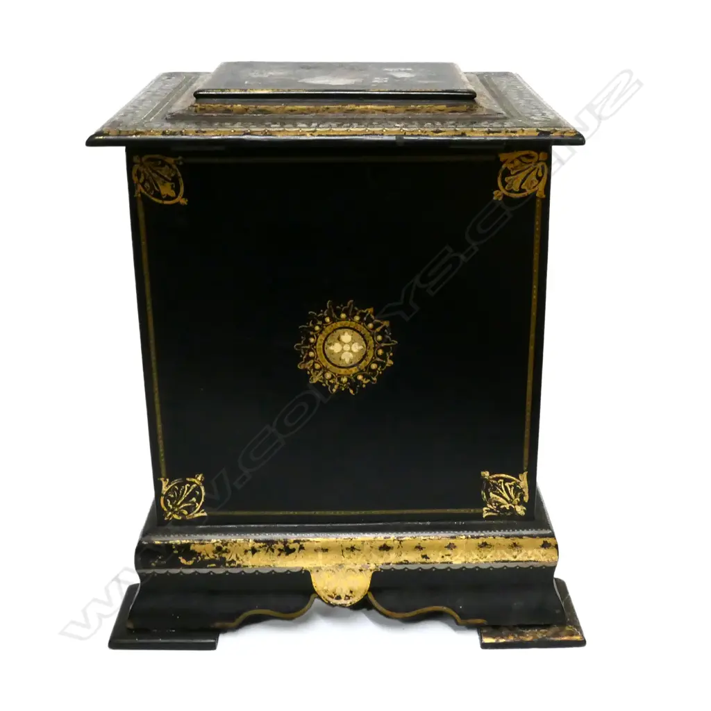 A Victorian papier-mâche jewellery box Image 1++