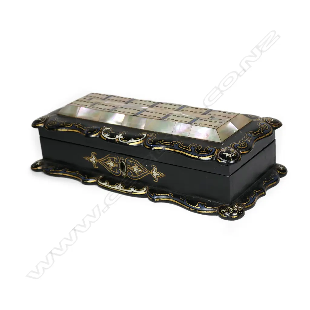 A 19thC black lacquer cribbage box Image 1++