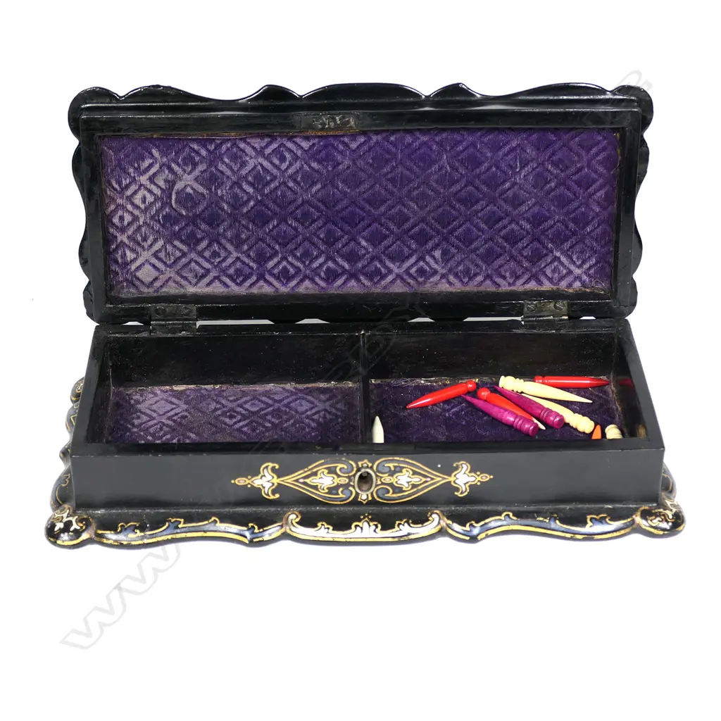 A 19thC black lacquer cribbage box Image 1++