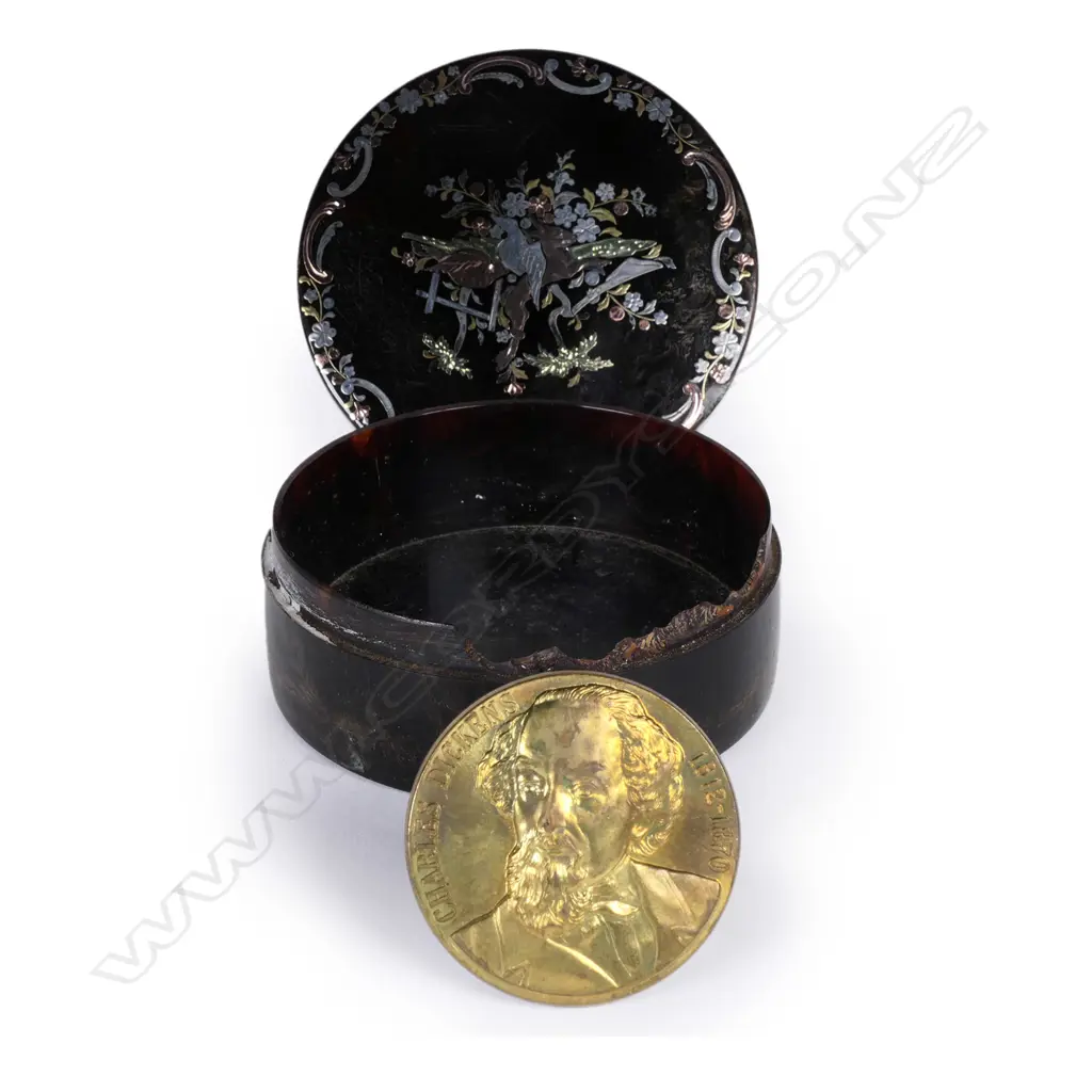 A late 18thC tortoiseshell and piqué snuff box Image 1++