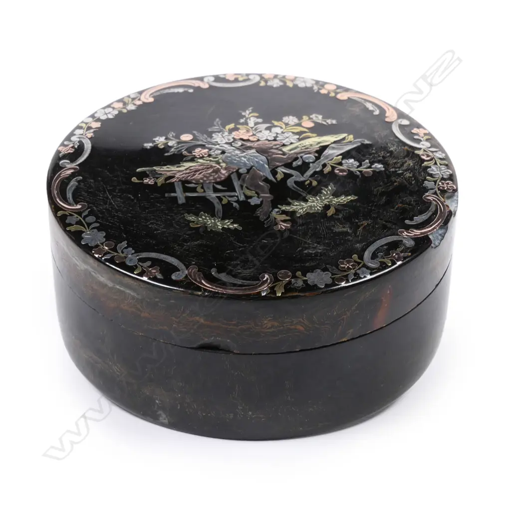A late 18thC tortoiseshell and piqué snuff box Image 1++