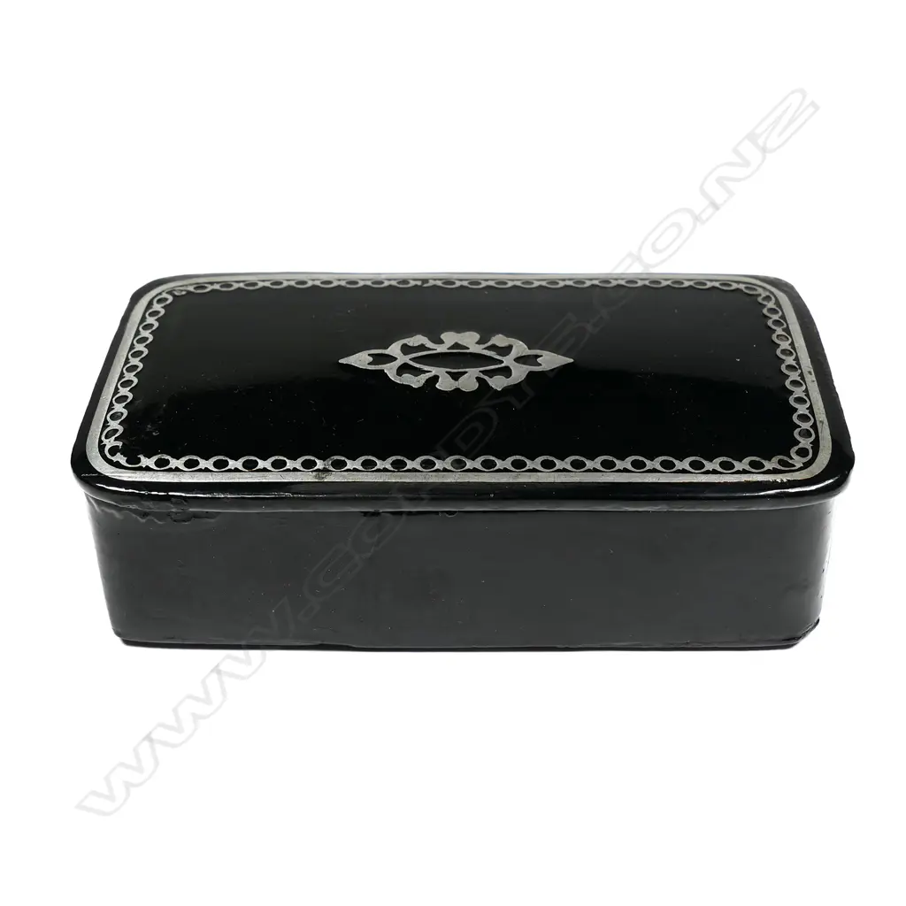 A Victorian papier-maché snuff box Image 1++
