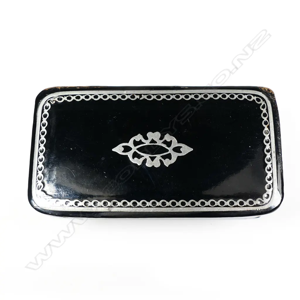 A Victorian papier-maché snuff box Image 1++