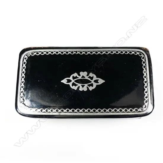 A Victorian papier-maché snuff box