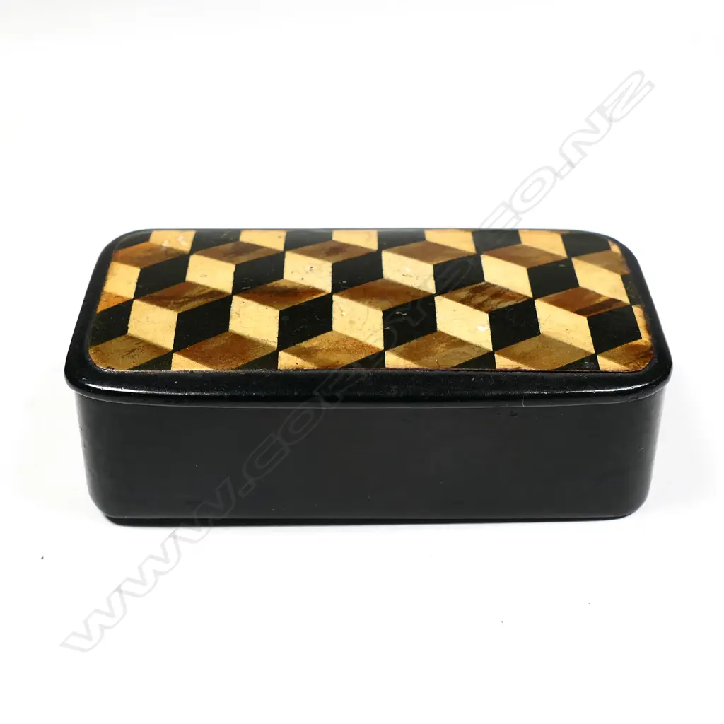 A Victorian papier-maché snuff box Image 1++