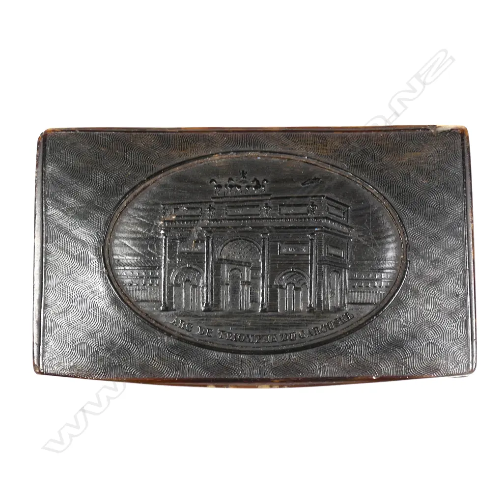 A 19thC horn snuff box Image 1++
