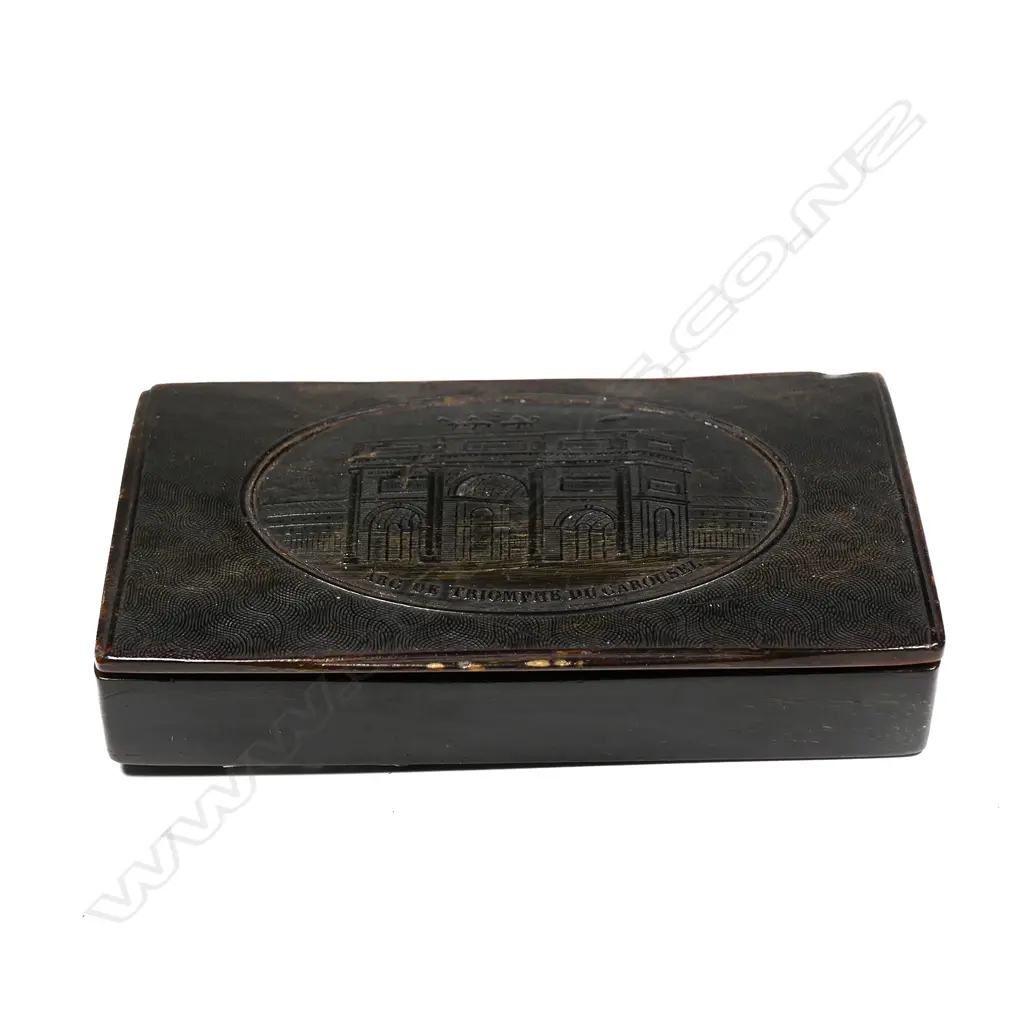 A 19thC horn snuff box Image 1++