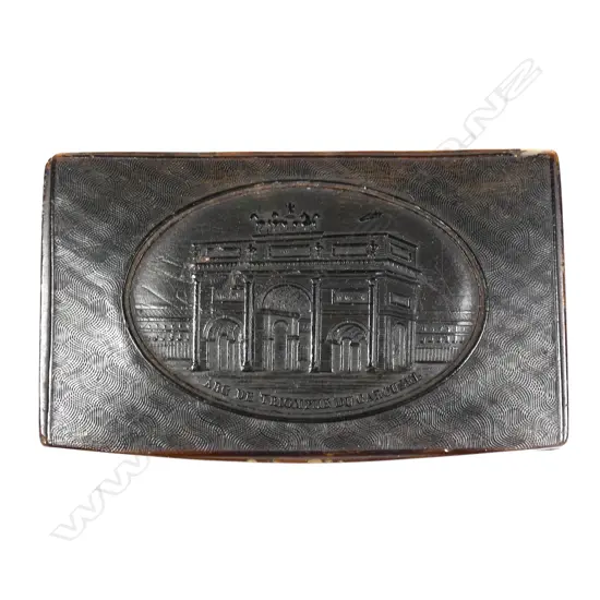 A 19thC horn snuff box