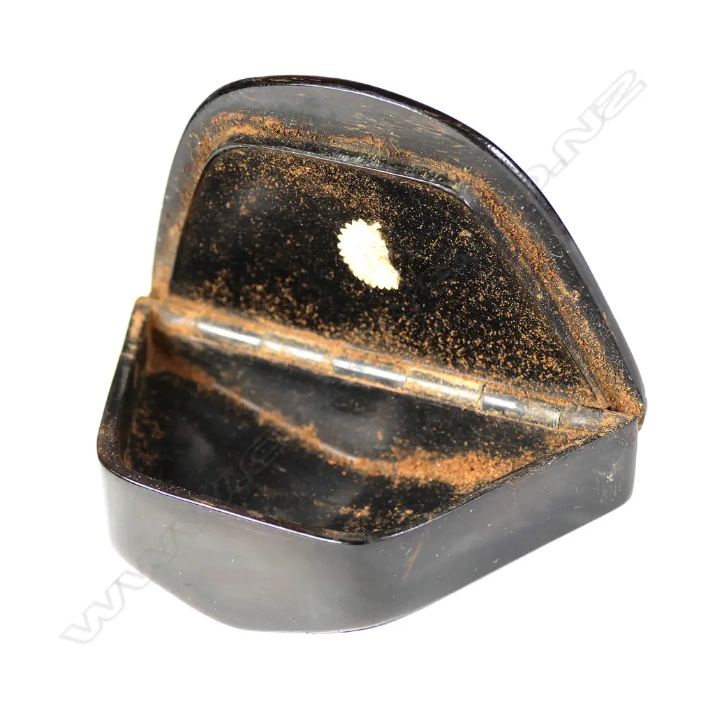 A rare c1830 pressed horn Napoleon's hat snuff box Image 1++