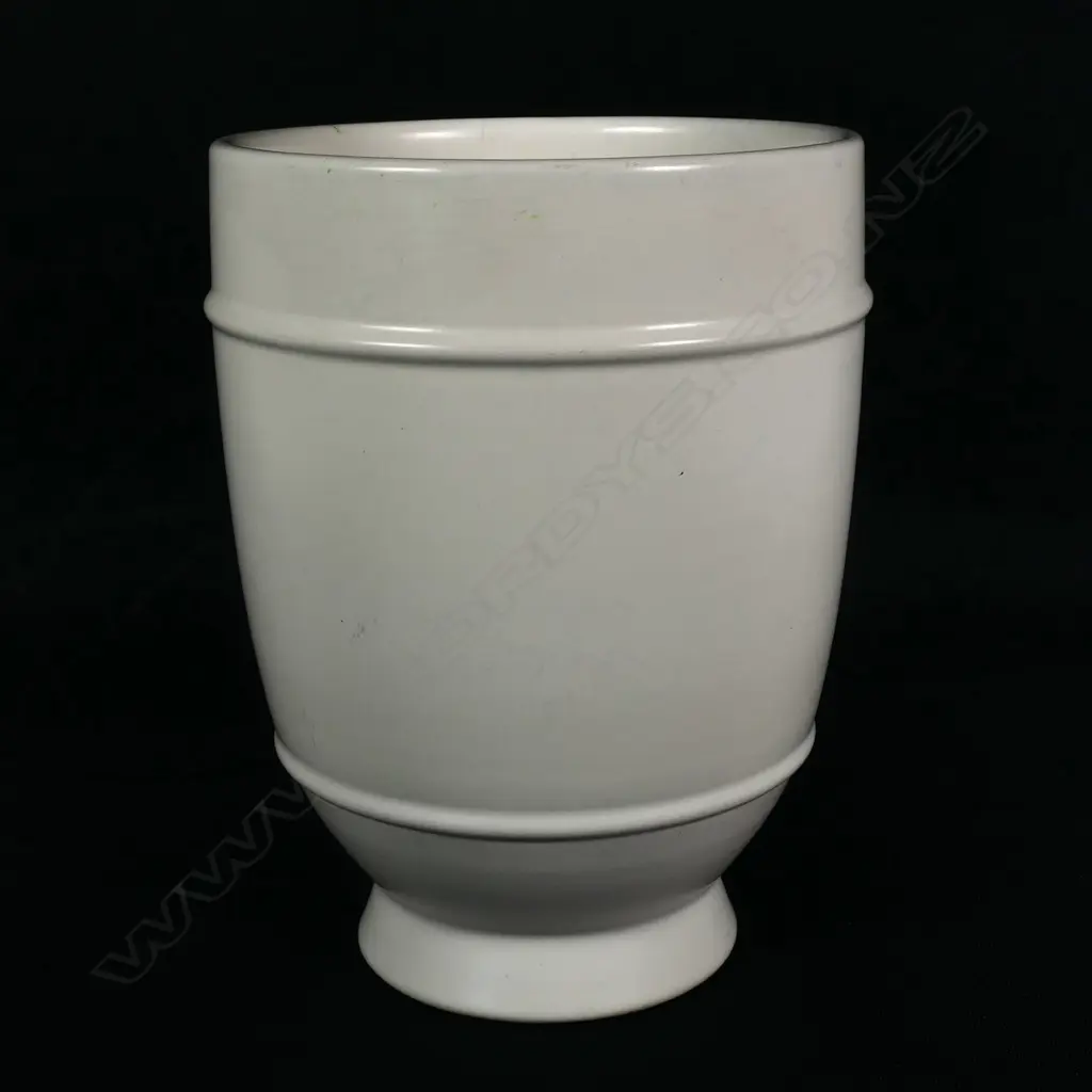 A Crown Lynn Hand Potted small vase Image 1++