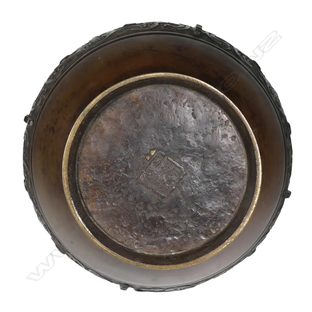 A large old Chinese bronze vase Image 1++