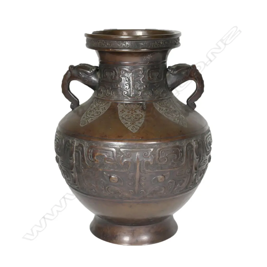 A large old Chinese bronze vase Image 1++