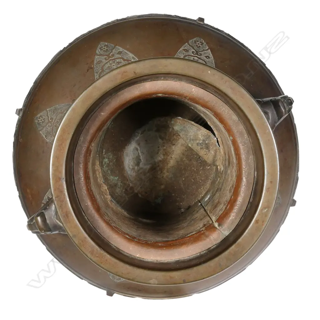 A large old Chinese bronze vase Image 1++