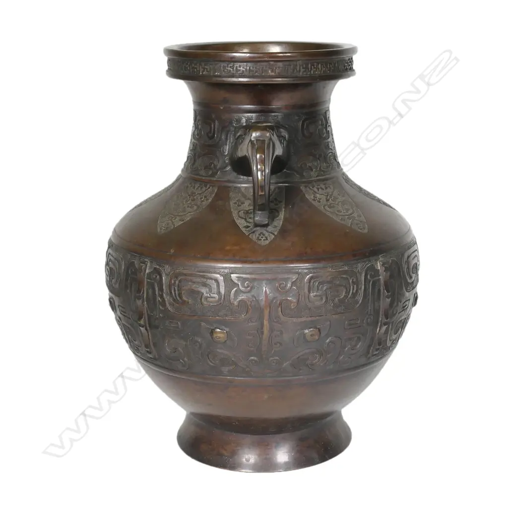 A large old Chinese bronze vase Image 1++