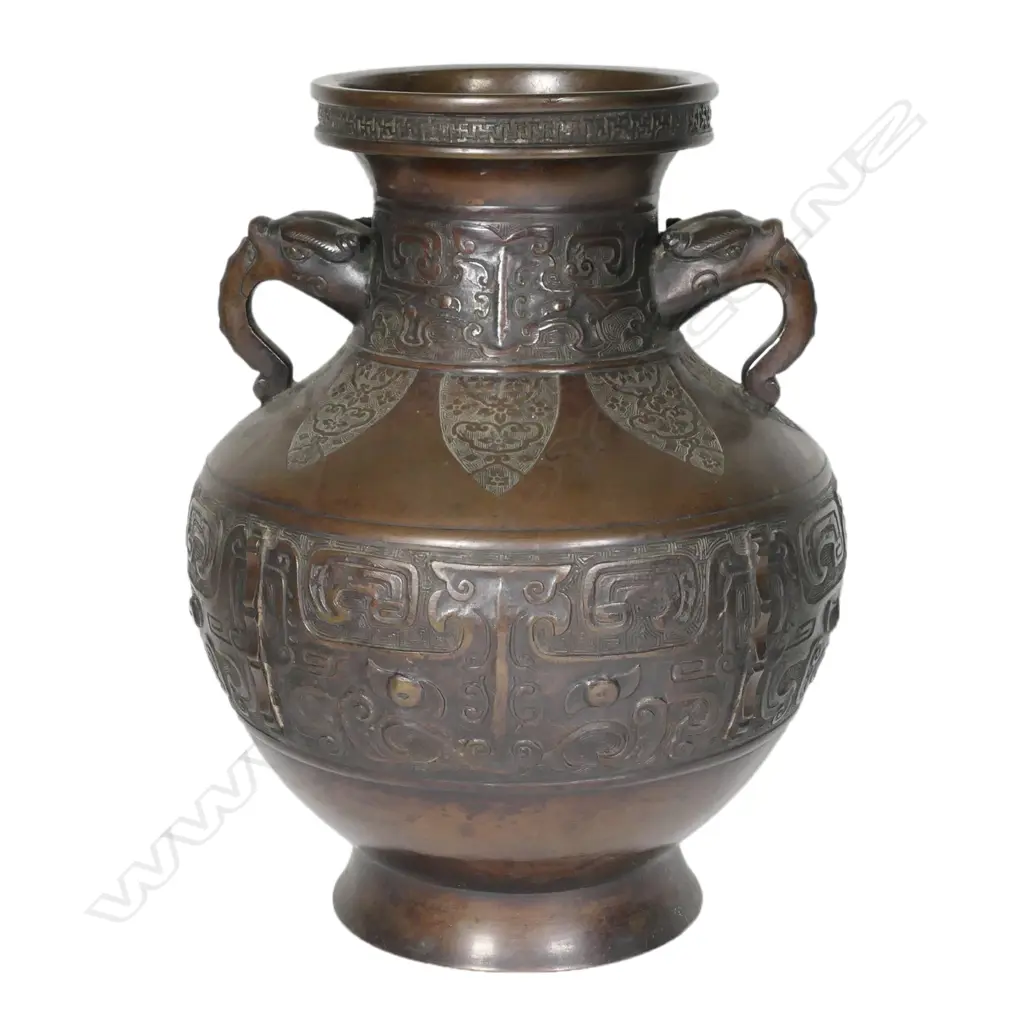 A large old Chinese bronze vase Image 1++
