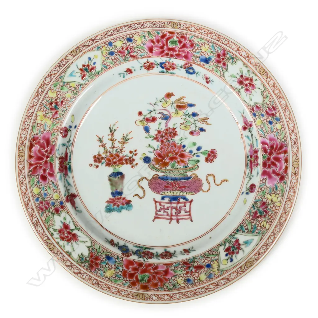 An 18thC Chinese porcelain famille rose plate Image 1++