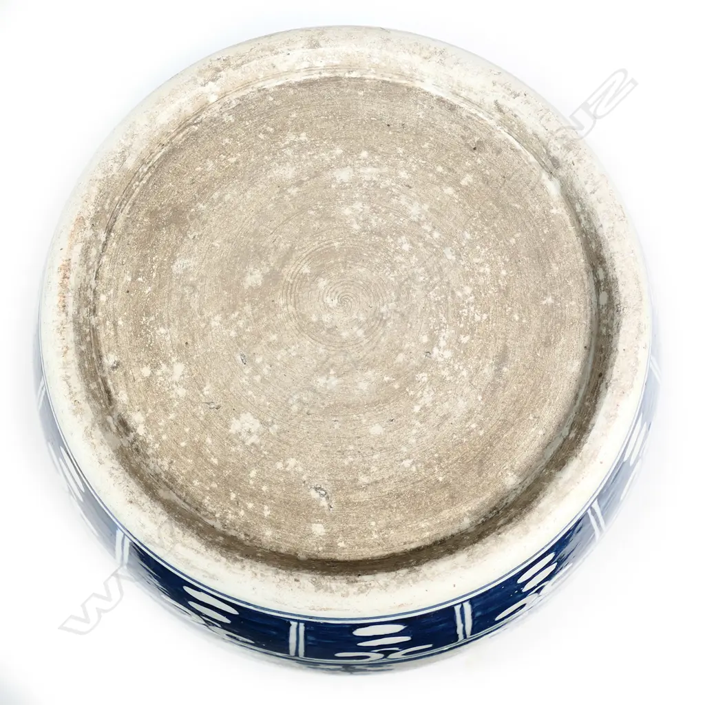 An old Chinese blue and white large vase Image 1++