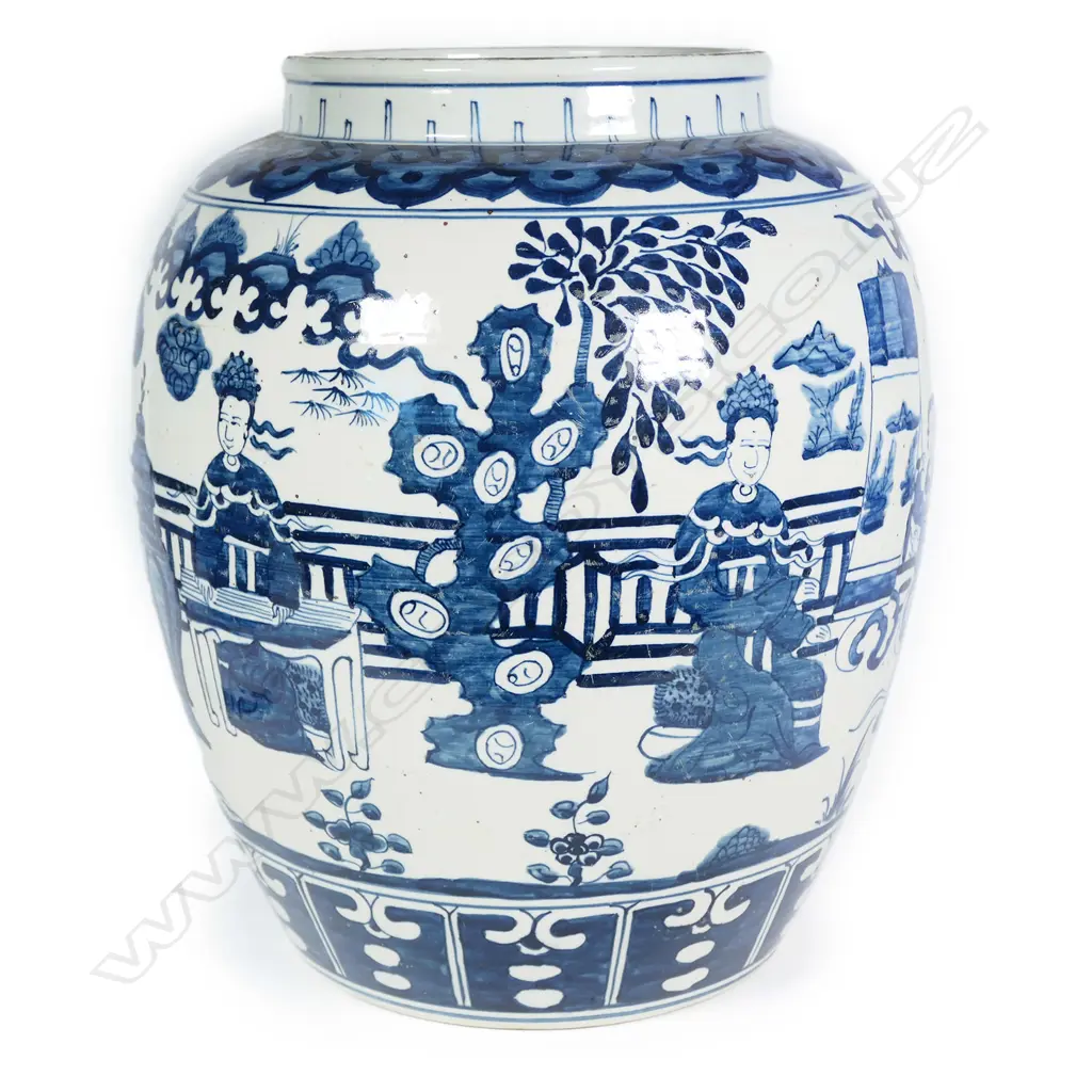 An old Chinese blue and white large vase Image 1++