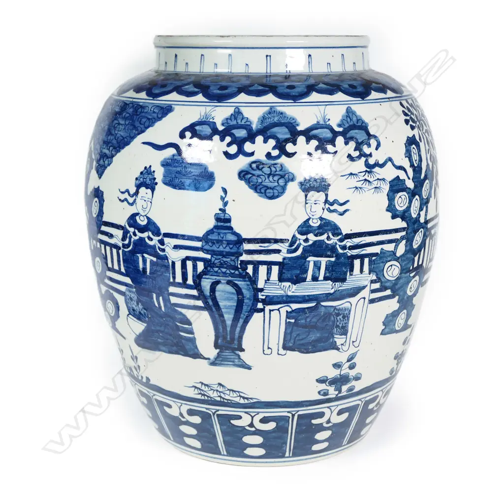 An old Chinese blue and white large vase Image 1++