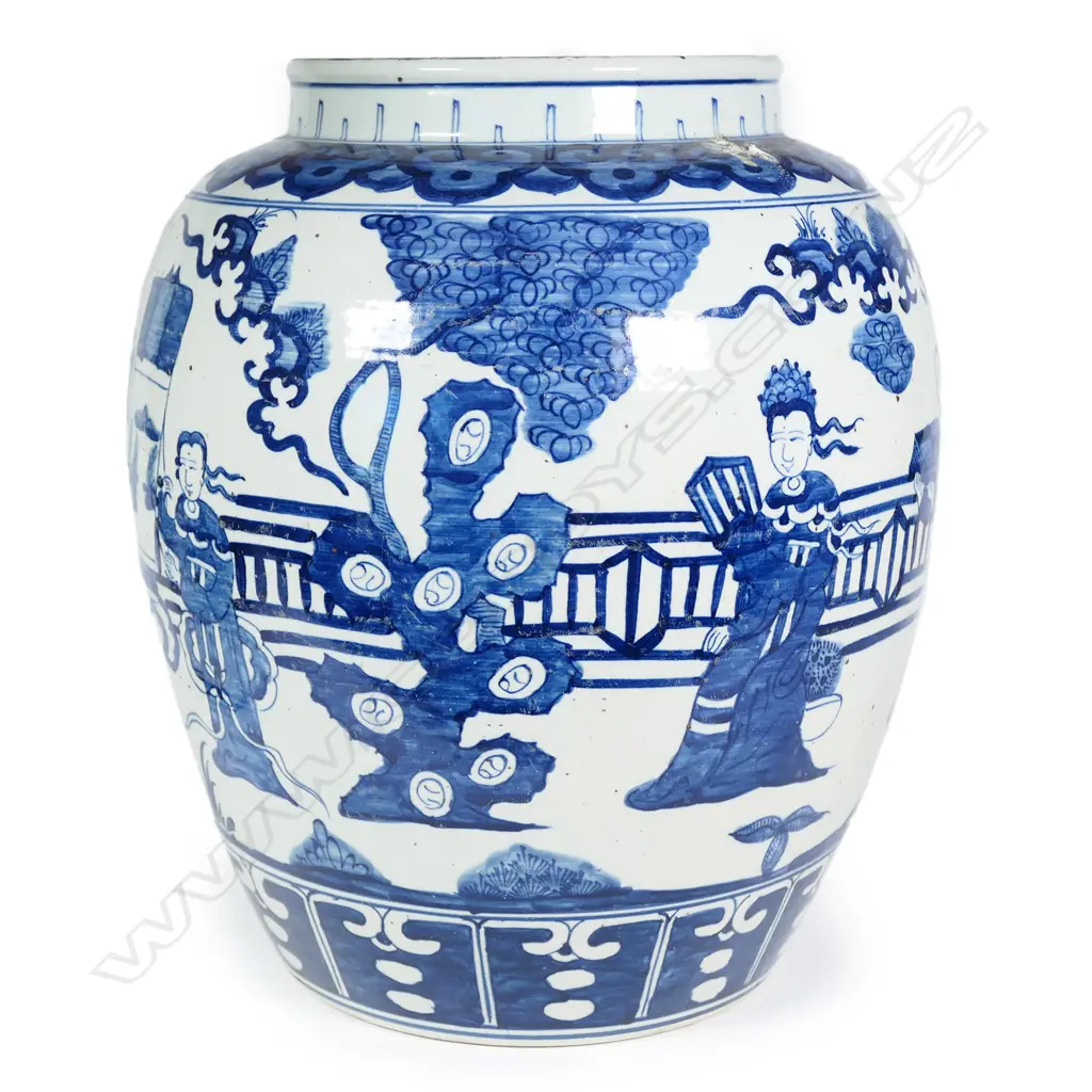 An old Chinese blue and white large vase Image 1++