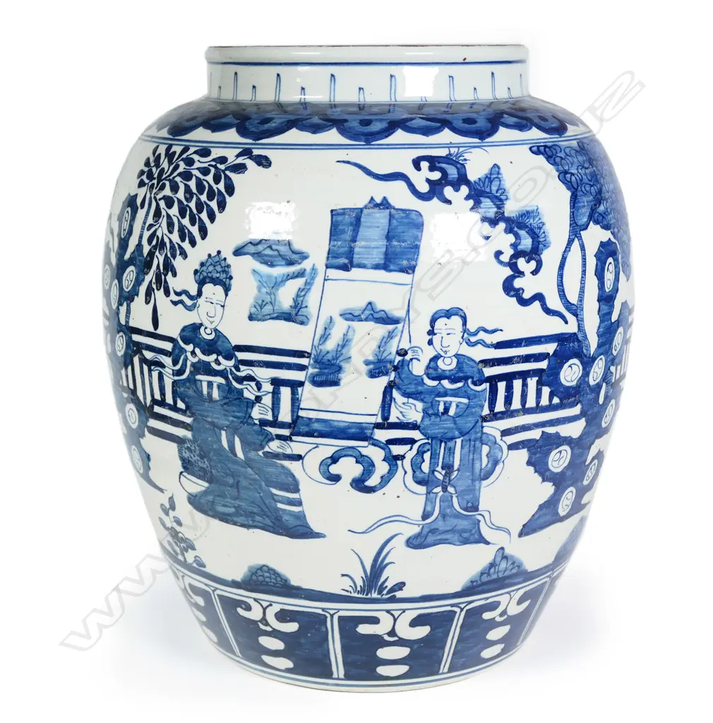 An old Chinese blue and white large vase Image 1++