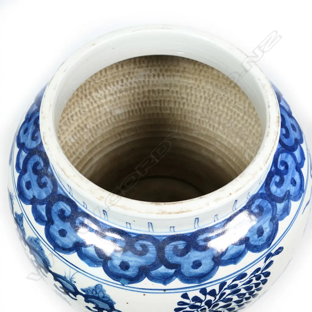 An old Chinese blue and white large vase Image 1++