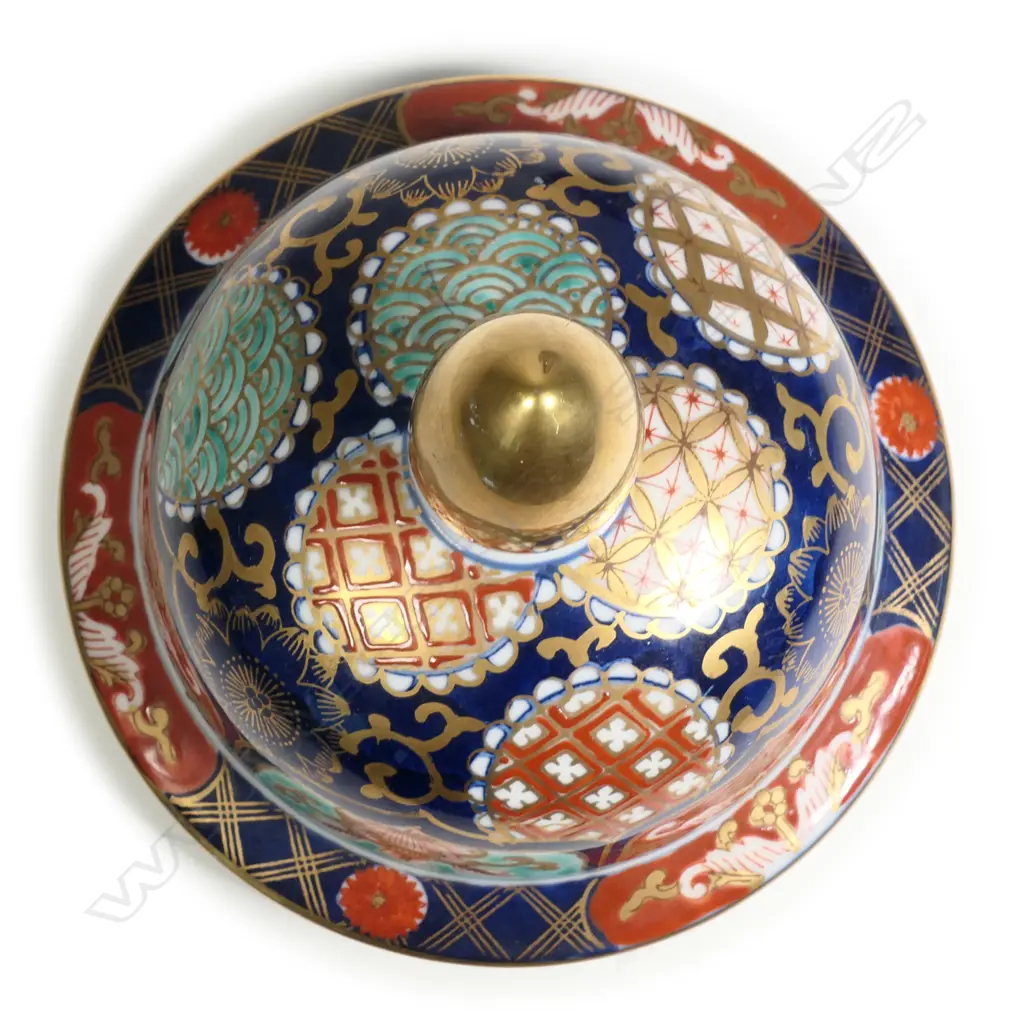 A Japanese Imari large baluster lidded jar Image 1++
