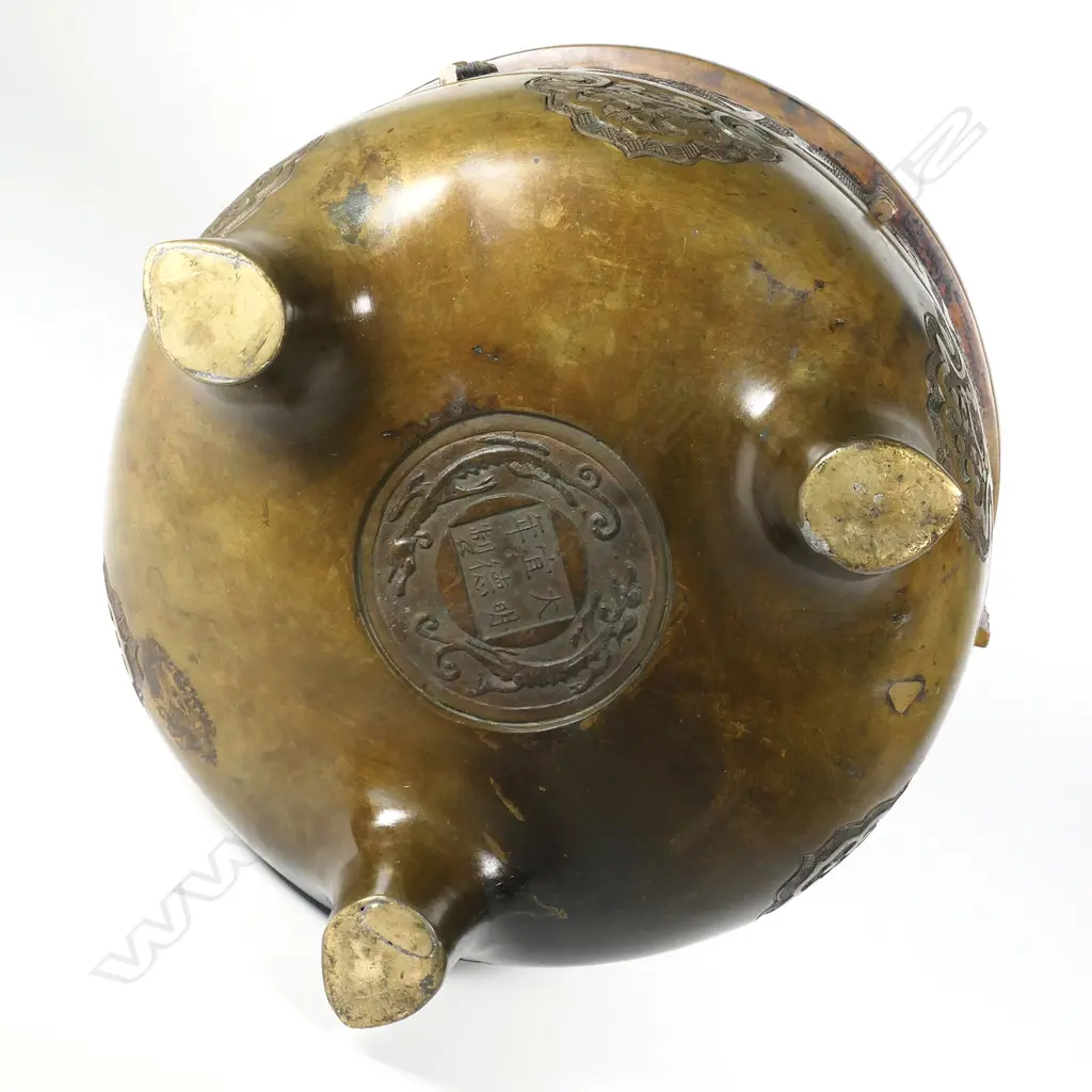 An old Japanese bronze hibachi Image 1++