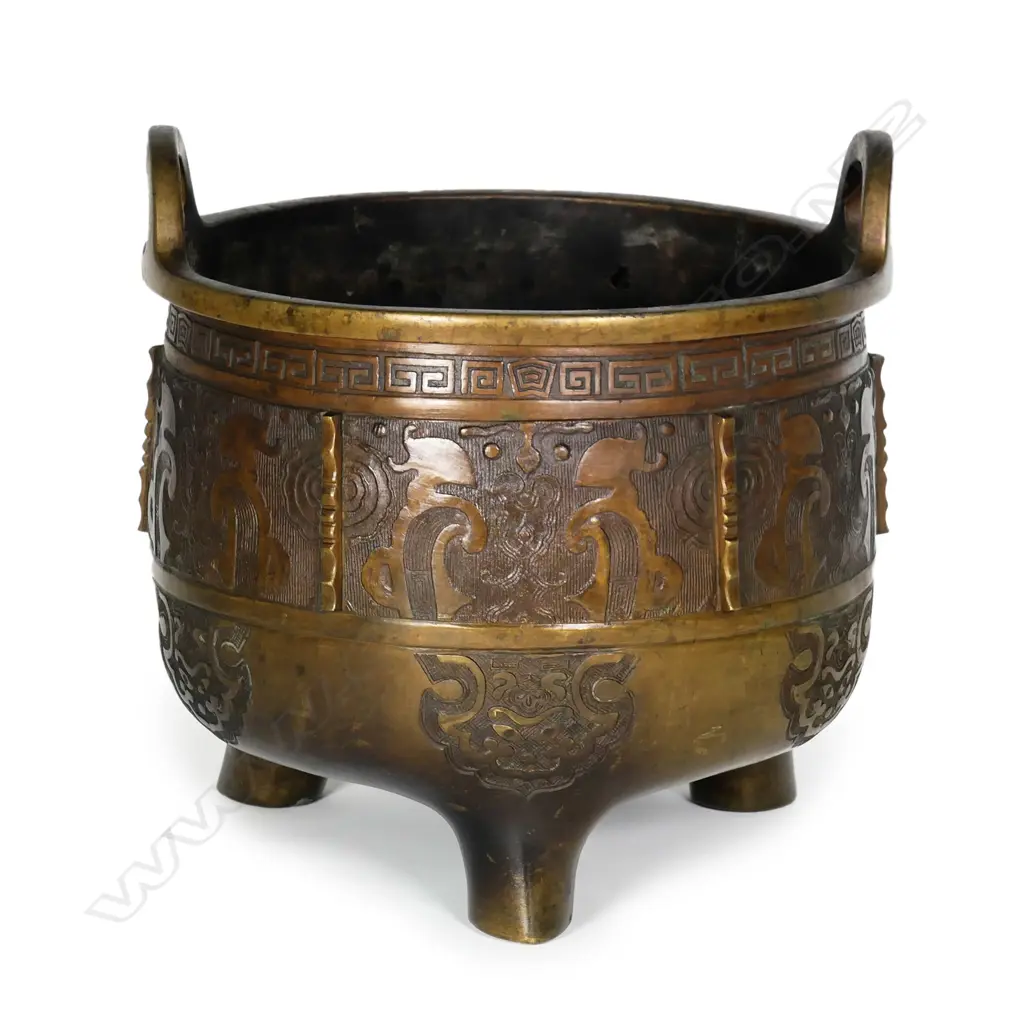 An old Japanese bronze hibachi Image 1++