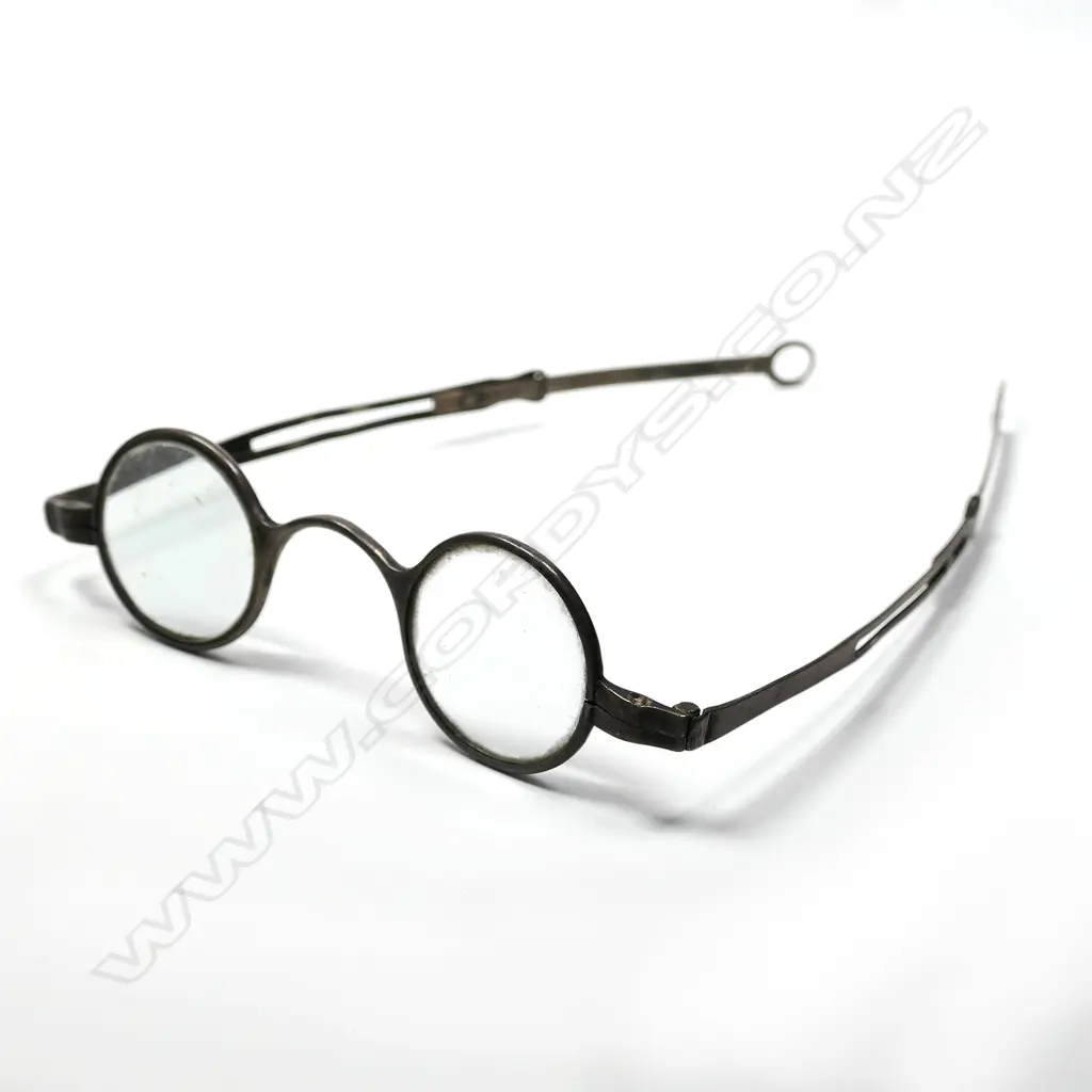 A pair of George III silver framed spectacles Image 1++