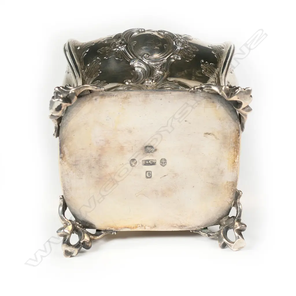 A Victorian silver tea caddy Image 1++